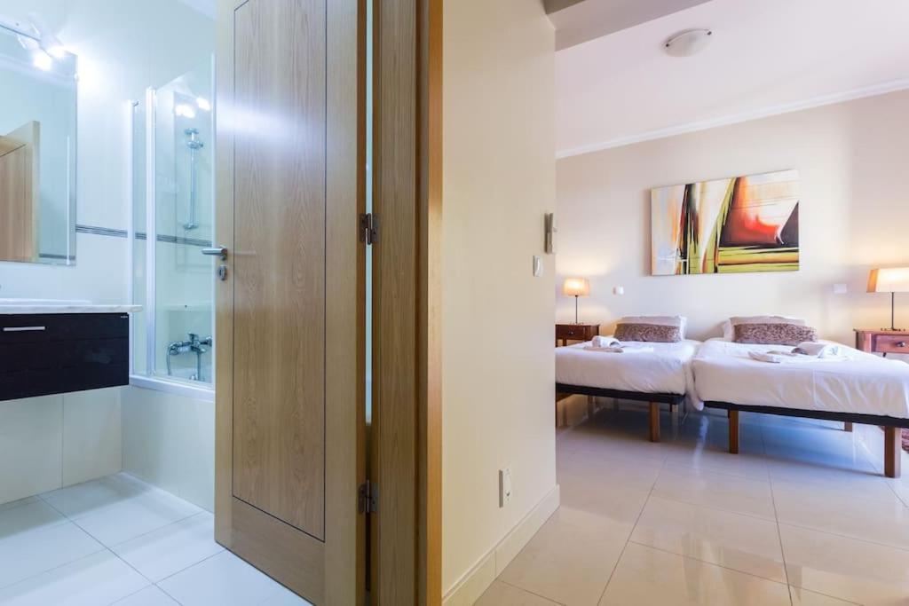 Sea Breeze Lagos Apartment Екстериор снимка